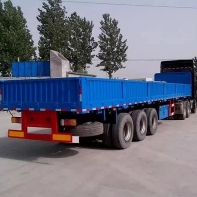 Semirimorchio a tre assi a recinzione auto-dumping con sistemi di sospensione di tipo braccio e braccio croce