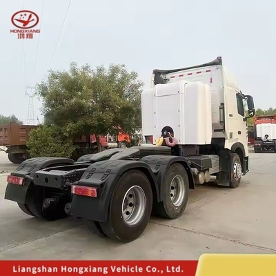 Hot HOWO T7 6X4 trattore a metano Capacità del motore del camion&gt; 8L e 1 anno di servizio post-vendita