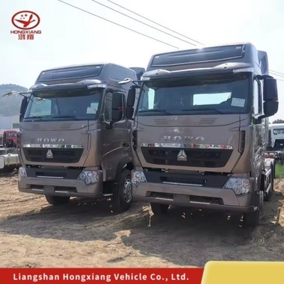Hot HOWO T7 6X4 trattore a metano Capacità del motore del camion&gt; 8L e 1 anno di servizio post-vendita