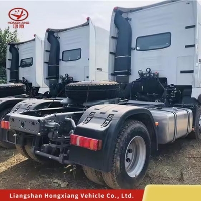 Hot HOWO T7 6X4 trattore a metano Capacità del motore del camion&gt; 8L e 1 anno di servizio post-vendita