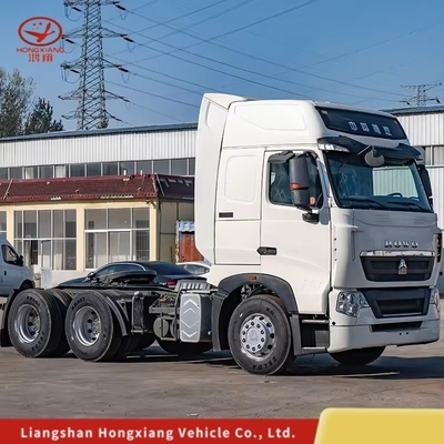 Hot HOWO T7 6X4 trattore a metano Capacità del motore del camion&gt; 8L e 1 anno di servizio post-vendita