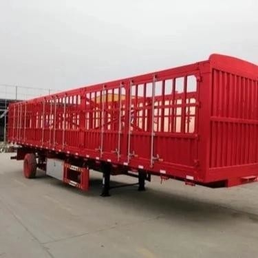 Semirimorchio a tre assi a recinzione auto-dumping con sistemi di sospensione di tipo braccio e braccio croce