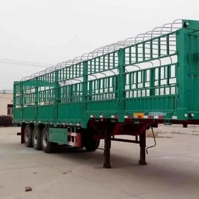 Semirimorchio a tre assi a recinzione auto-dumping con sistemi di sospensione di tipo braccio e braccio croce
