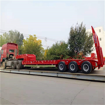 Camion semi-remolante a tre assi a letto basso con ascensore idraulico e collo d'oca